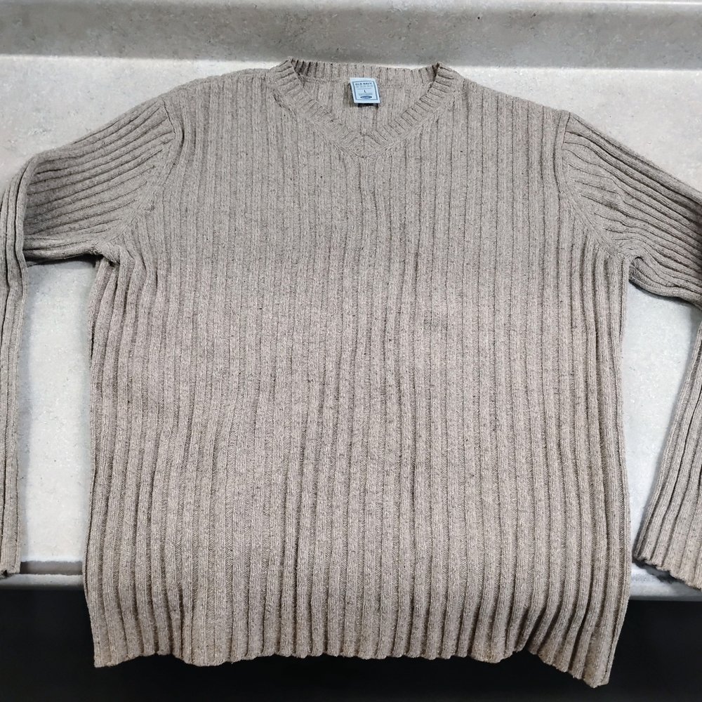 Men's Classic V-Neck Ribbed Sweater in Tan